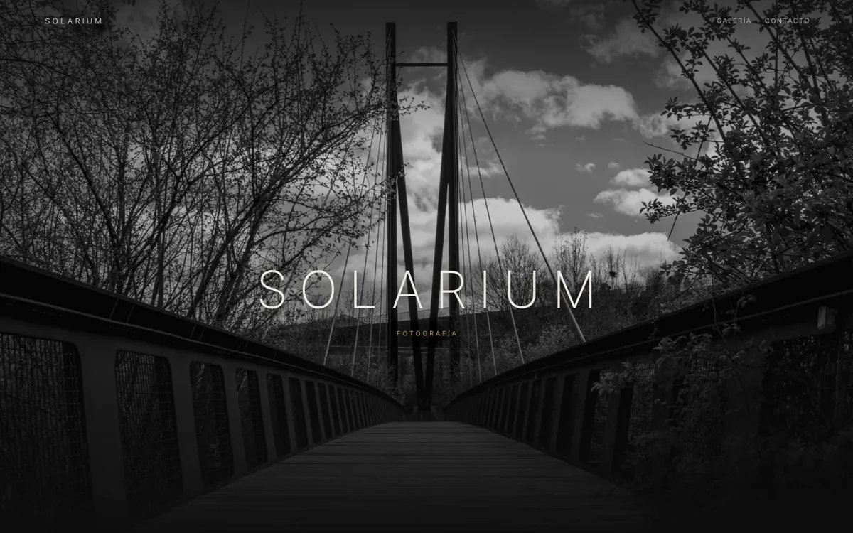 Portada de solarium.blog: una sola fotografía de un puente atirantado a pantalla completa
